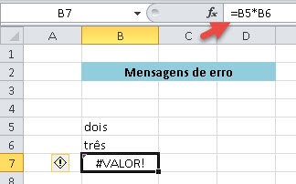 A fórmula usada, que produziu a mensagem, foi =B5*B6. Não há nada errado com a fórmula nesse caso, pois a intenção seria de multiplicar as células. O problema é que para fazer multiplicação é necessário que os valores sejam numéricos, e ali estão em texto.